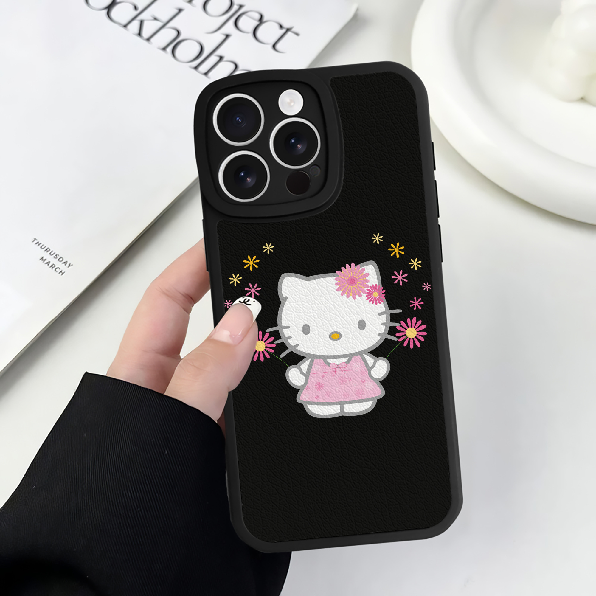 （画像用） Hello Kitty ハローキティ 【iPhone 16シリーズ対応】シリコンスマホケース（レザー調） 材質：シリコン